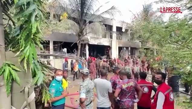 Bangladesh, jet militare si schianta contro una scuola: il caos e la concitazione sul luogo dell'incidente