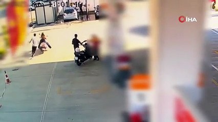 Motosikletli kadın yıkanan araca çarptı! O anlar kamerada!