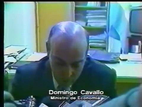 Domingo Cavallo llorando con los jubilados