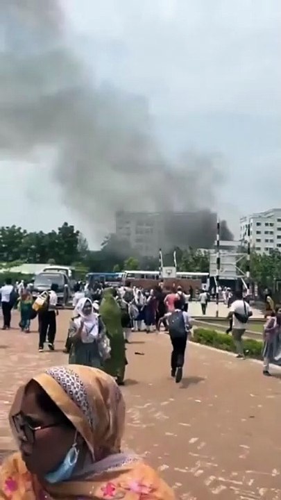 🚨🇧🇩✈️ ALERTE INFO – Crash d’un avion militaire au Bangladesh Un avion militaire s’est écrasé sur un campus scolaire au Bangladesh, faisant au moins 16 morts et plus de 100 blessés, selon un premier bilan 💥🏫  🎥 Vidéo : Breaking Aviation News & Videos
