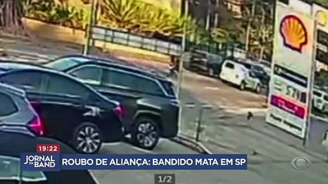Roubo de aliança termina com bandido atirando em homem em SP