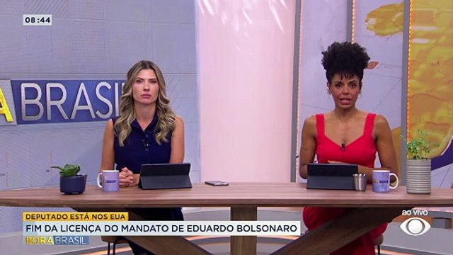 Turbina de avião pega fogo após decolagem em Los Angeles