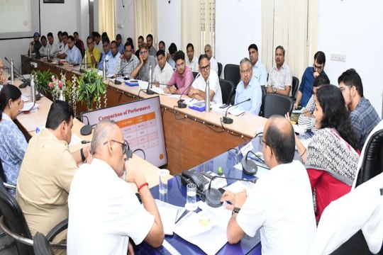 संभागीय आयुक्त बोली:अंतिम पंक्ति में बैठे पात्र व्यक्ति को मिले सरकारी योजनाओं का लाभ