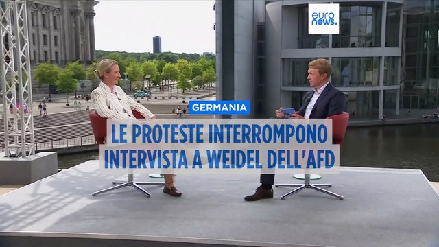 Manifestanti interrompono l'intervista con la leader del partito di estrema destra AfD Alice Weidel