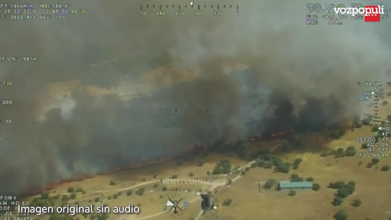 Bomberos de Madrid trabajan en la extinción del incendio forestal en Colmenar Viejo