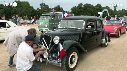 Parigi, 650 veicoli d'epoca attraversano la citta'