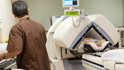 Un hombre fallece arrastrado por una máquina de resonancia magnética