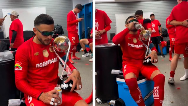 Alexis Vega celebra con el trofeo de Toluca del Campeón de Campeones: Que no se pierda la costumbre
