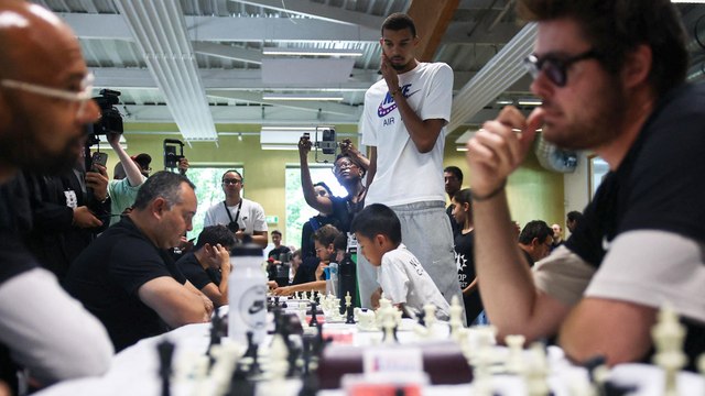 Basket et échecs, le tournoi « 2 salles, 2 ambiances » de Wembanyama