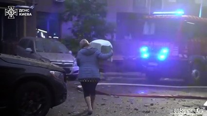 A Kiev pompieri al lavoro negli edifici distrutti da raid russi