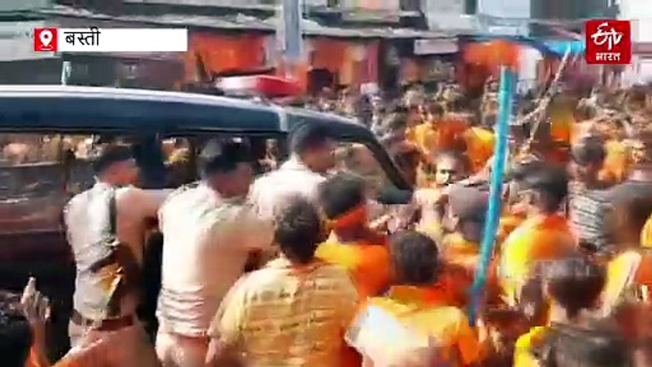 बस्ती में कांवड़ियों ने हाईवे पर लगाई आग, धार्मिक स्थल पर टिप्पणी करने से भड़के, तोड़-फोड़ की, एक पुलिस कर्मी घायल