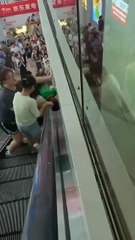 Il se retrouve coincé dans un escalator... et va avoir beaucoup de chance