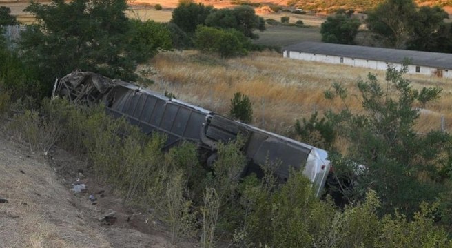 Balıkesir'de yolcu otobüsü şarampole devrildi, 27 kişi yaralandı