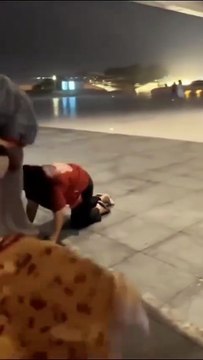 Tufão atinge China e arrasta pessoas com ventos fortes