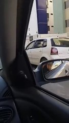 Vídeo: mulher chama táxi para flagrar marido com amante