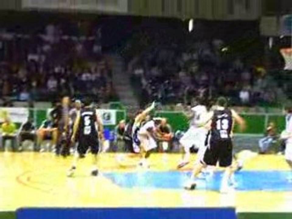 Tutt shout + rebound Freeman