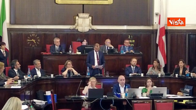 Scontro Sala-Marcora in consiglio comunale Milano, per la foto fake del sindaco vestito da galeotto
