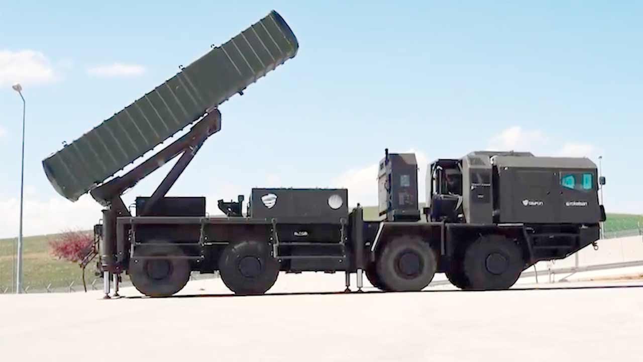 TAYFUN: Turkin pisimmän kantaman ballistinen ohjus esillä IDEF 2025 -messuilla