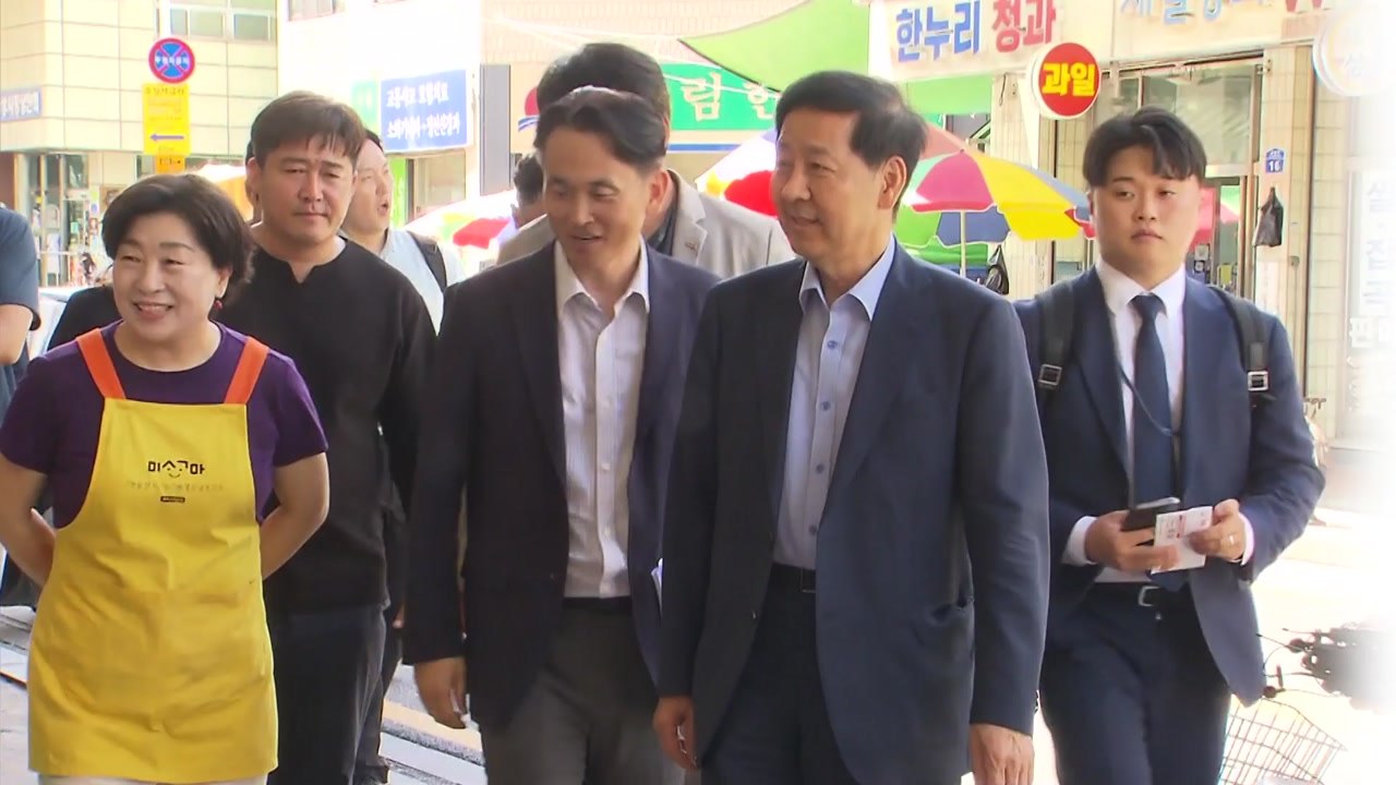 소비쿠폰 첫날 전통시장 찾은 구윤철 "경제 돌리는 혈액 역할" / YTN