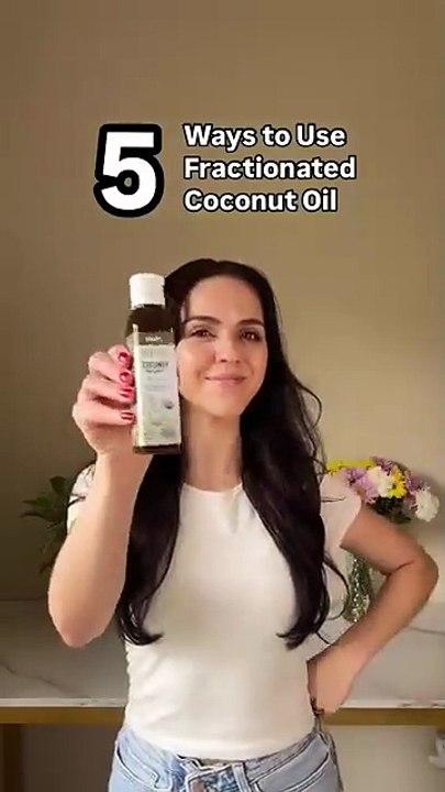 5 Uses for Fractionated Coconut Oil from Aura Cacia #skincare #naturalskincare #haircare