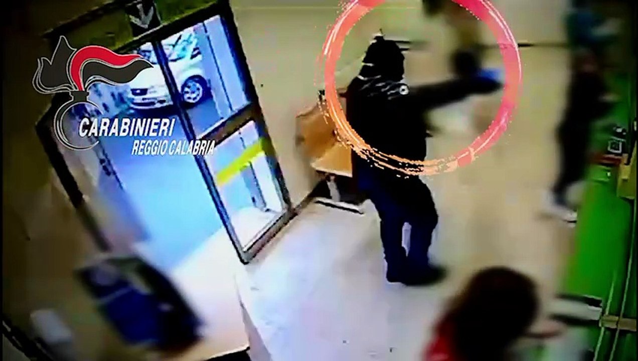 Rapine con pistole, taser ed esplosivi: arrestata la "coppia del terrore" di Rosarno