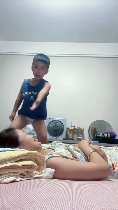 Naughty kid, I don't know where he learned artificial respiration, but he would immediately give artificial respiration no matter if he saw his eyes closed😯