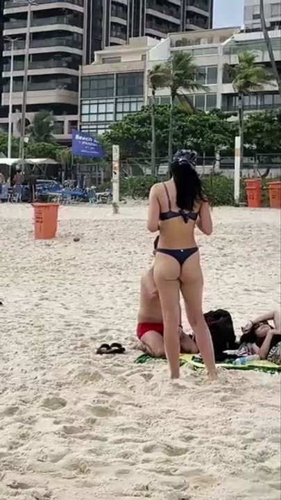 🇧🇷_Hot_day_at_Leblon_beach