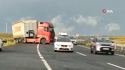 Kayan tır yolu kapattı: 4 kilometrelik kuyruk oluştu