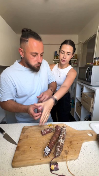 On goûte des saucissons français avec ma mamie slovaque 😍