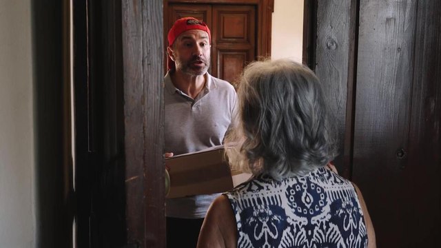 Truffe agli anziani: il nuovo spot della polizia con Myrta Merlino