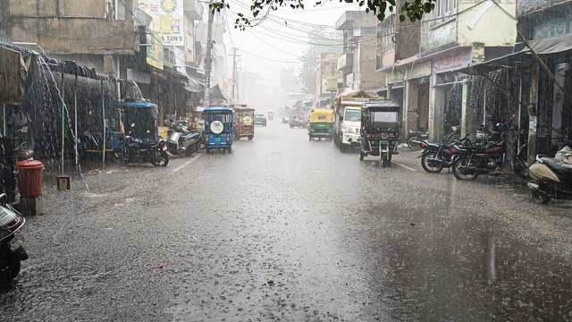 VIDEO: अलवर में उमस भरे मौसम के बाद राहत की बारिश,