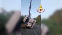 Camion si rovescia sulla statale: interviene l'autogru dei vigili del fuoco