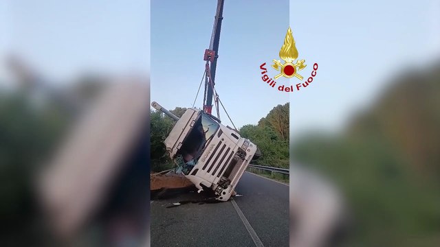 Camion si rovescia sulla statale: interviene l'autogru dei vigili del fuoco