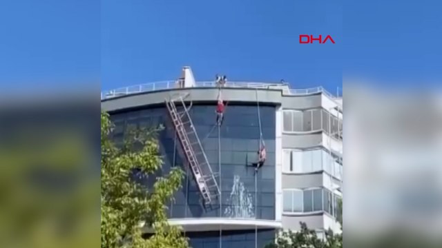 İskelenin asma halatı koptu; iki işçi havada asılı kaldı