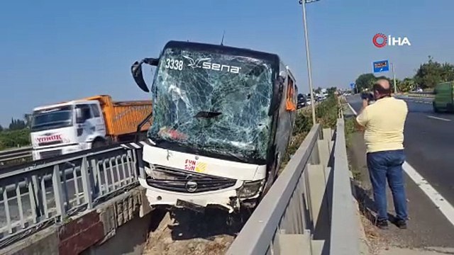 Antalya’da kaza yapan tur otobüsü, köprüden düşmek üzereyken durabildi