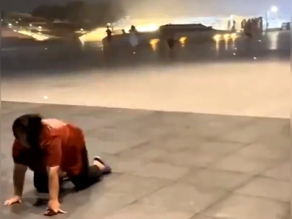 China: Monstersturm reißt Menschen von den Füßen