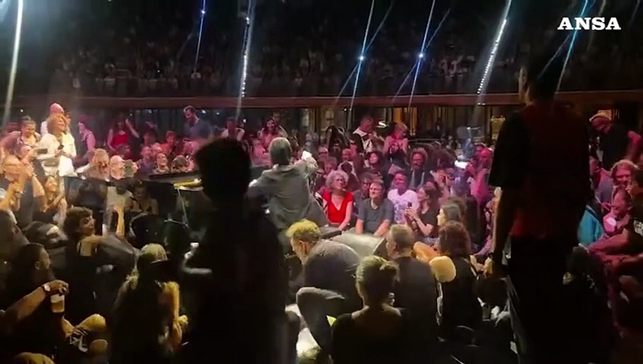 Nick Cave all'Auditorium di Roma, il pubblico invade il palco