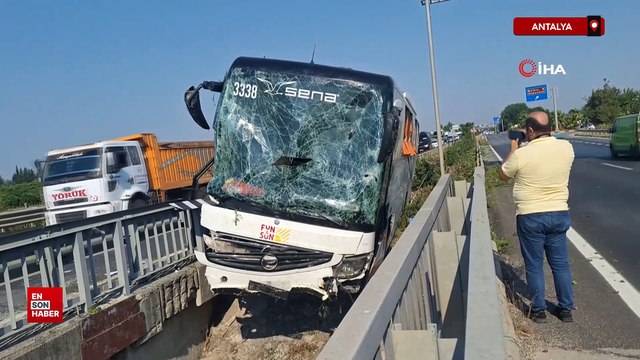 Antalya'da kaza yapan tur otobüsü köprüden düşmek üzereyken durabildi