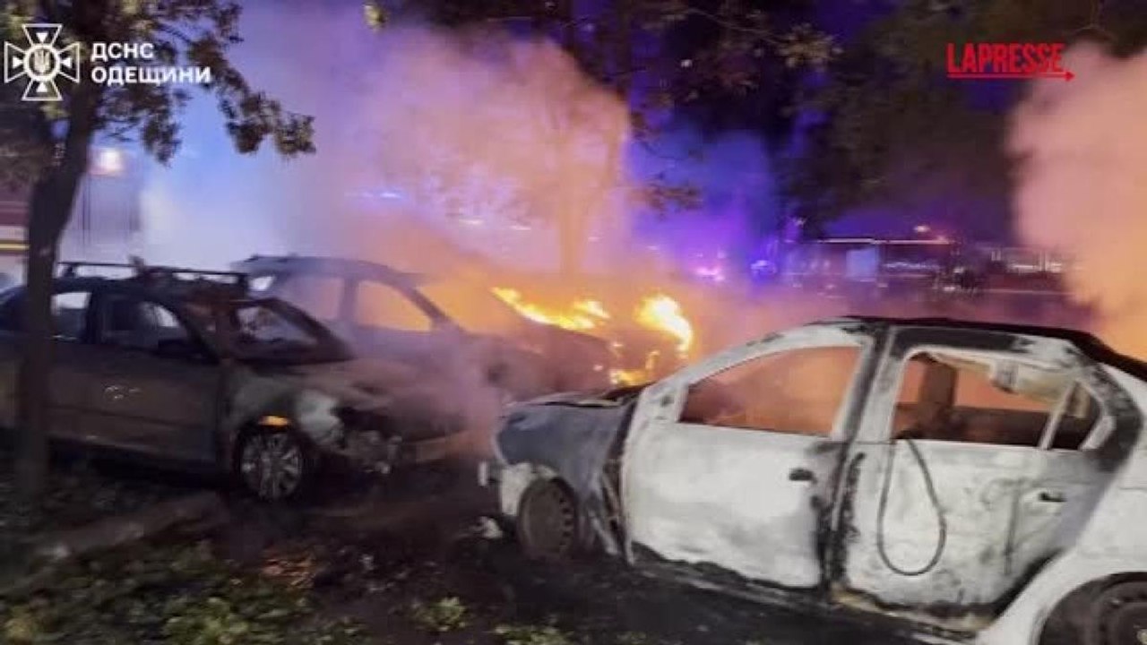 Ucraina: attacco notturno a Odessa, fiamme e distruzione dopo il raid russo
