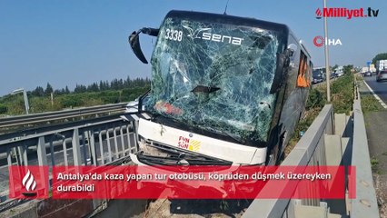 Antalya'da tur otobüsü köprü bariyerleri arasında sıkıştı