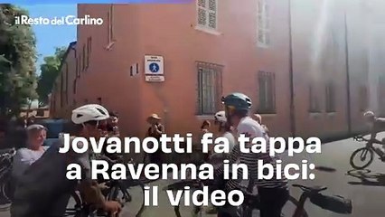 Jovanotti fa tappa a Ravenna in bici: il video