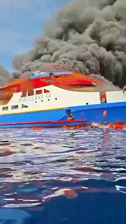 🇮🇩🛳 Un ferry avec 280 passagers prend feu au large de Sulawesi, en Indonésie.  À ce stade il y aurait au moins 5 morts et 284 personnes évacuées. Une enquête est en cours.