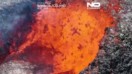 Turisti osservano la lava raffreddarsi mentre l'attività vulcanica in Islanda rallenta