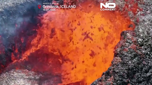 Turisti osservano la lava raffreddarsi mentre l'attività vulcanica in Islanda rallenta