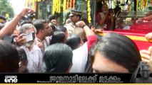 ശരിയായ കമ്യൂണിസ്‌റ്റെന്ന് എതിരാളികൾ പോലും വിശേഷിപ്പിക്കുന്ന VS; അന്ത്യാഭിവാദ്യമേകി ആയിരങ്ങൾ