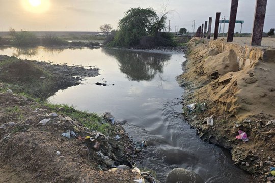 सिणधरी रोड पर हाईवे किनारे क्षतिग्रस्त नाले आमजन के लिए बन गए आफत, शहर का गंदा पानी खेतों में घुसा