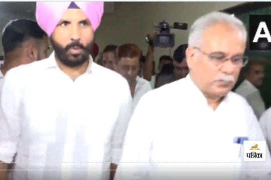 Raipur Court: शराब घोटाले में बेटे की पेशी पर रायपुर कोर्ट पहुंचे भूपेश बघेल, देखें Video...