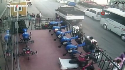 Sokak savaş alanına döndü: Sopa, taş ve kovalar havada uçuştu