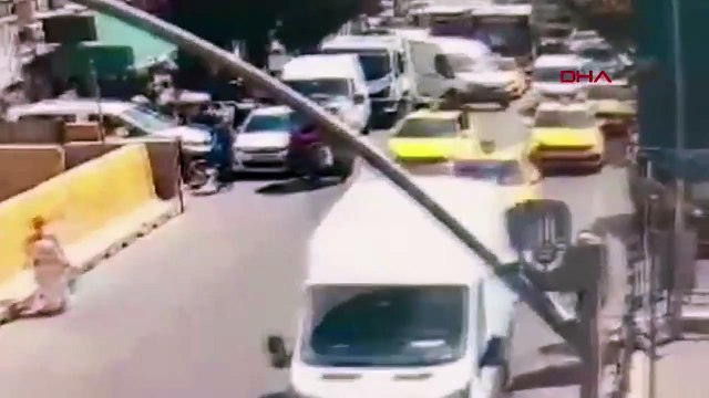 Beyoğlu'nda facianın eşiğinden dönüldü! İETT otobüsü 10 araca çarptı 6 yaralı