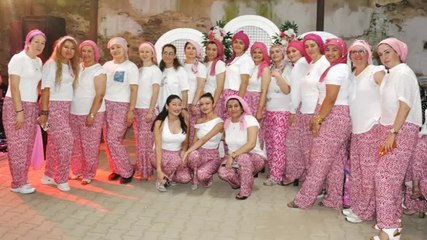 Şalvarını giyen kadınlar, tarihi mahallede eğlenceye koştu